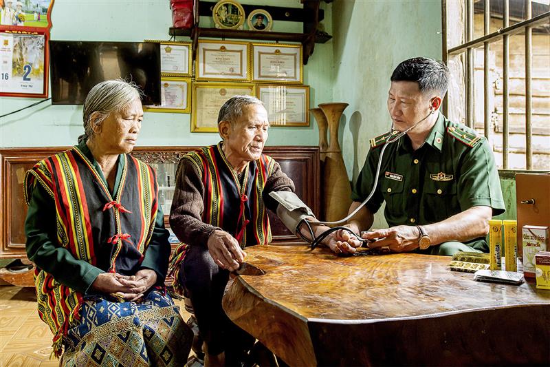 Cán bộ, chiến sĩ quân y khám chữa bệnh cho đồng bào (tác giả: Phùng Đức Dũng)