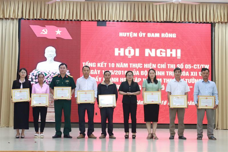 Đồng chí Đa Cắt K'Hương - Phó Bí thư Thường trực Huyện ủy trao tặng giấy khen cho 8 tập thể có thành tích tiêu biểu