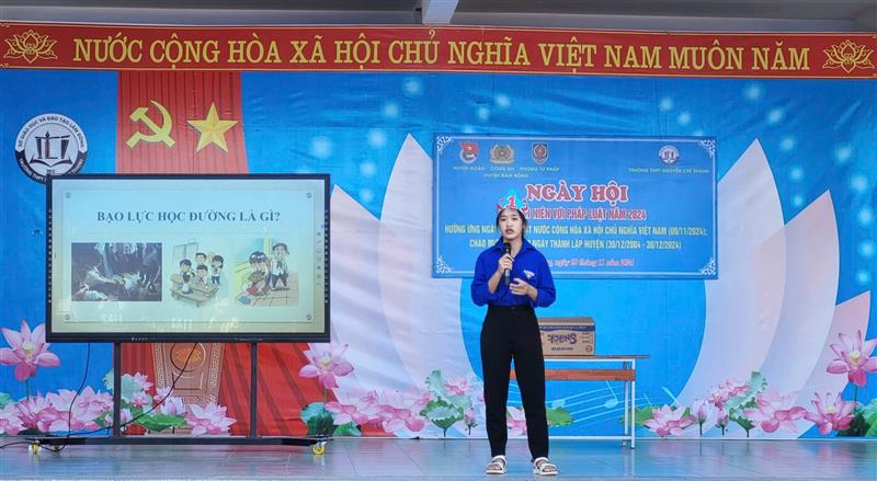 Các đội thi thể hiện phần thi Thuyết trình về các nội dung pháp luật liên quan đến thanh niên