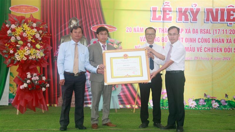 Đồng chí Nguyễn Văn Châu - Bí thư Huyện ủy cùng đồng chí Trương Hữu Đồng - Chủ tịch UBND huyện trao Bằng công nhận xã đạt chuẩn NTM kiểu mẫu về chuyển đổi số cho cán bộ và Nhân dân xã Đạ R’sal