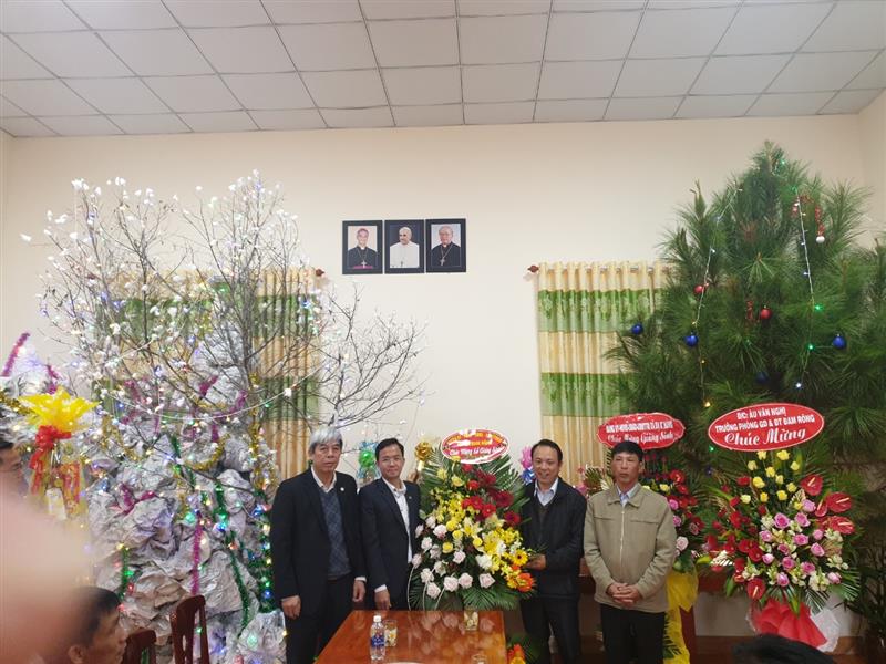 Lãnh đạo Huyện ủy, Hội đồng nhân dân, Ủy ban nhân dân, Ủy ban Mặt trận Tổ quốc Việt Nam huyện đã tổ chức thăm và chúc mừng Lễ Giáng sinh tại một số cơ sở sinh hoạt tôn giáo trên địa bàn huyện.
