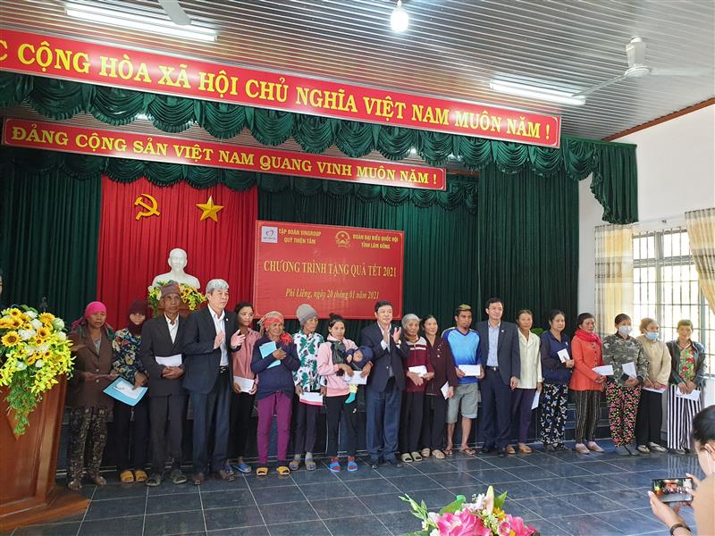 Tặng quà tết cho các đối tượng chính sách