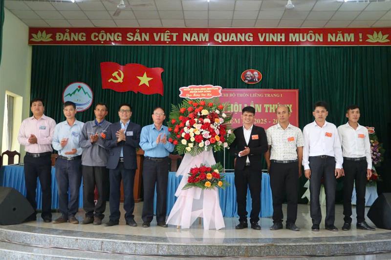 Tặng hoa chúc mừng đại hội điểm chi bộ thôn Liêng Trang 1, xã Đạ Tông