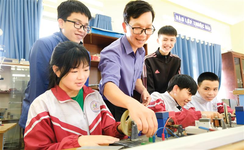 Thầy Chu Xuân Thái luôn đồng hành cùng với các em học sinh trong các cuộc thi khoa học kỹ thuật các cấp