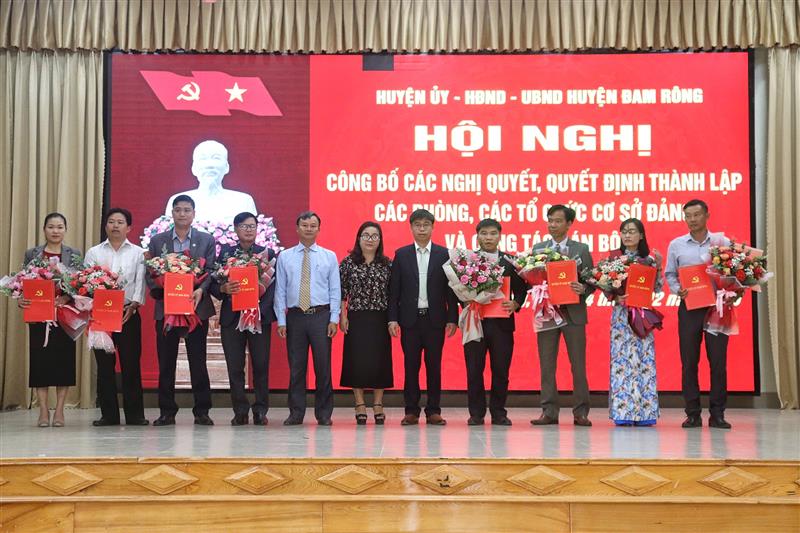Đồng chí Nguyễn Văn Châu và đồng chí Đa Cắt K' Hương trao Quyết định và hoa thành lập các tổ chức cơ sở đảng, chỉ định Bí thư, Phó Bí thư và chi ủy các tổ chức cơ sở đảng
