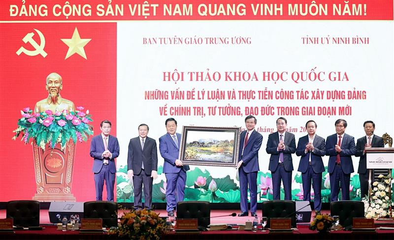 Ngày 13/10/2023, tại thành phố Ninh Bình, Ban Tuyên giáo Trung ương chủ trì, phối hợp với Tỉnh ủy Ninh Bình tổ chức Hội thảo khoa học quốc gia “Những vấn đề lý luận và thực tiễn công tác xây dựng Đảng về chính trị, tư tưởng, đạo đức trong giai đoạn mới”.