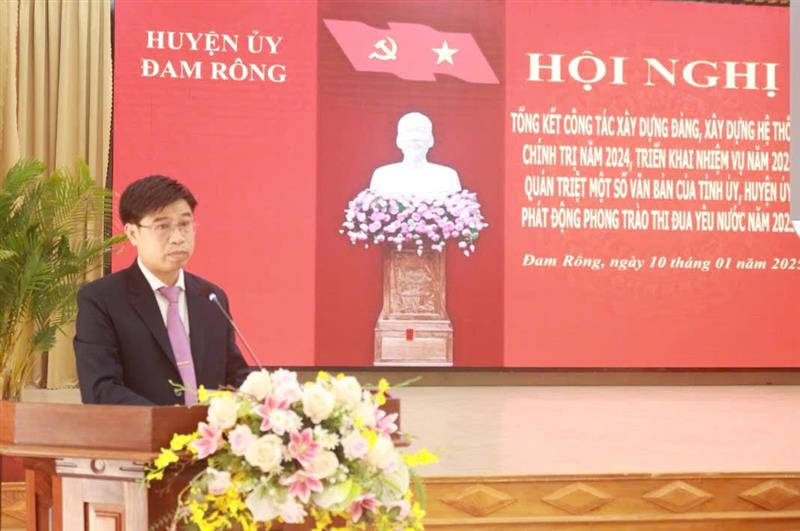 Đồng chí Nguyễn Văn Châu - Bí thư Huyện ủy chỉ đạo tại hội nghị 