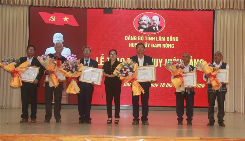 Đồng chí Đa Cắt K'Hương - Phó Bí thư Thường trực Huyện ủy trao tặng Huy hiệu Đảng cho các đảng viên