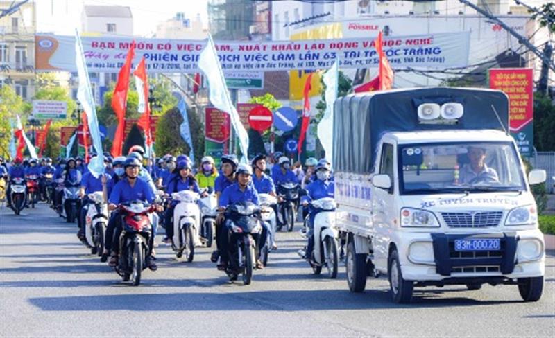 Đoàn viên, thanh niên diễu hành tuyên truyền pháp luật về trật tự an toàn giao thông (Ảnh minh họa)