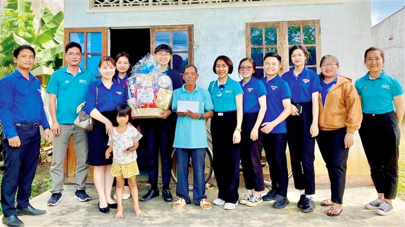 Đoàn Trường Đại học Yersin Đà Lạt thăm, tặng quà các gia đình chính sách nhân Ngày Thương binh - Liệt sĩ 27/7