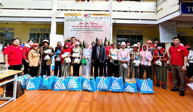 Đồng chí Phó Chủ tịch UBND huyện trao quà cho các hộ dân