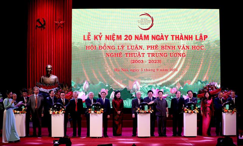 Hội đồng Lý luận, phê bình văn học, nghệ thuật Trung ương tổ chức trọng thể Lễ kỷ niệm 20 năm thành lập (10/9/2003- 10/9/2023). Trong ảnh: Các đại biểu bấm nút chính thức khai trương Tạp chí điện tử của Hội đồng Lý luận, phê bình văn học, nghệ thuật Trung ương.