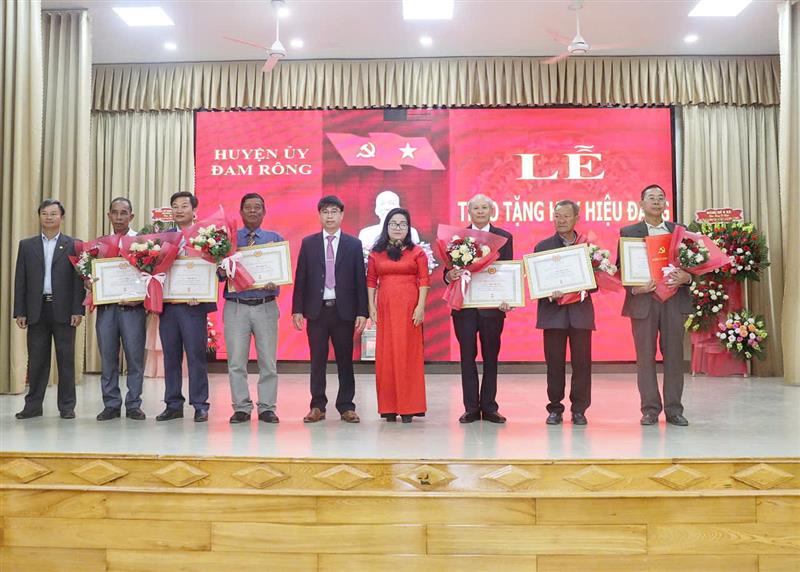 Thường trực Huyện ủy trao Huy hiệu Đảng và tặng hoa chúc mừng các đảng viên được nhận Huy hiệu Đảng