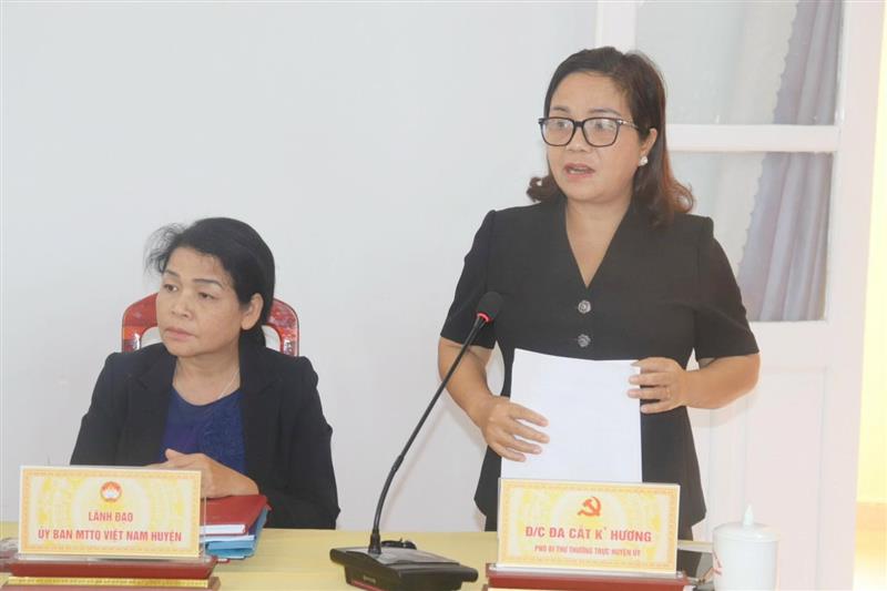 Đồng chí Đa Cắt K' Hương - Phó Bí thư thường trực Huyện uỷ phát biểu chỉ đạo