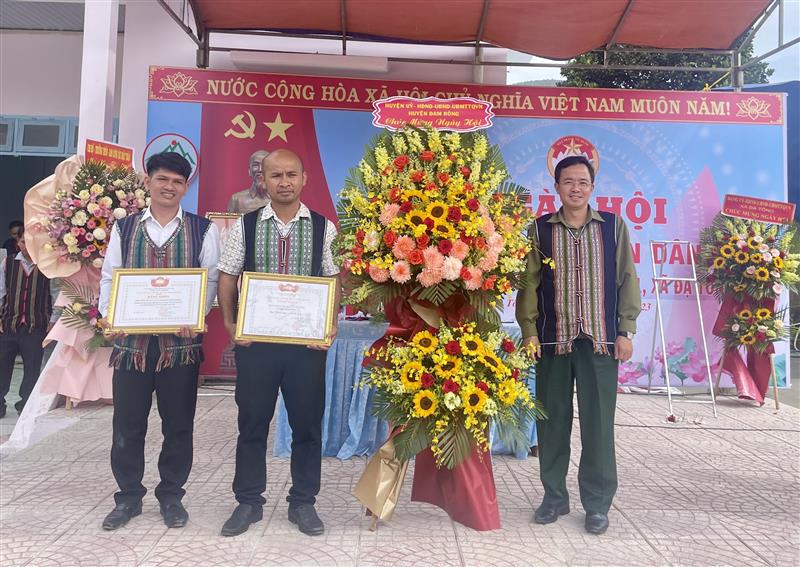 Đồng chí Nguyễn Văn Lộc - Tỉnh ủy viên, Bí thư Huyện ủy, Chủ tịch HĐND huyện tặng lẵng hoa tươi thắm cho cán bộ, nhân dân thôn Liêng Trang 1, xã Đạ Tông.