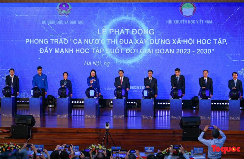 Thủ tướng Phạm Minh Chính và các đại biểu thực hiện nghi thức phát động Phong trào Cả nước thi đua xây dựng xã hội học tập, đẩy mạnh học tập suốt đời giai đoạn 2023-2030.