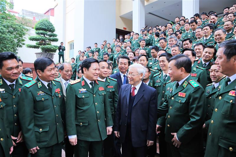 Tổng Bí thư Nguyễn Phú Trọng với cán bộ, chiến sĩ Bộ Tư lệnh Bộ đội Biên phòng (năm 2017) _Nguồn: Vnanet.vn