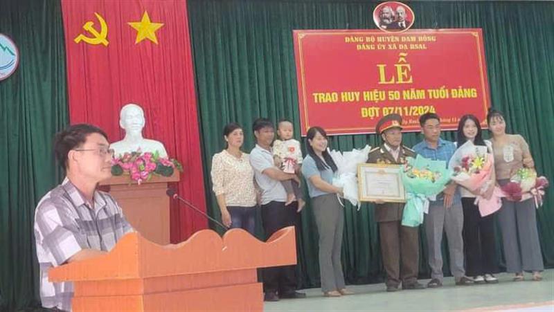 Lãnh đạo Đảng ủy xã Đạ Rsal phát biểu tại Lễ trao tặng Huy hiệu 50 năm tuổi Đảng cho đồng chí Nguyễn Tiến Queng