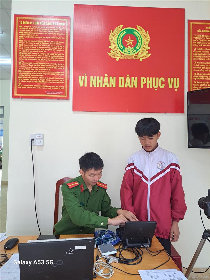 Công an xã Phi Liêng làm thẻ căn cước công an cho các em học sinh xã Phi Liêng