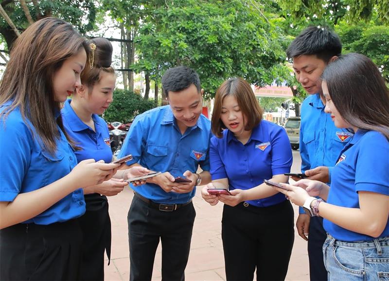 Cần tăng cường công tác tuyên truyền giáo dục và nâng cao nhận thức về AI, giúp thế hệ trẻ nhận thức được tầm quan trọng của việc sử dụng AI một cách có trách nhiệm và an toàn  (Nguồn: baosonla.org.vn)