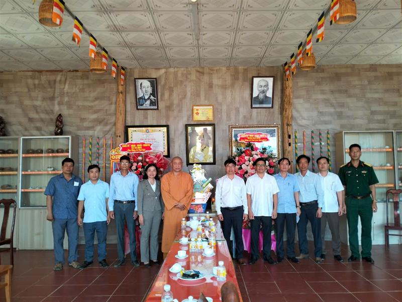 Đoàn lãnh đạo huyện thăm và chúc mừng chùa Quang Đức, xã Rô Men