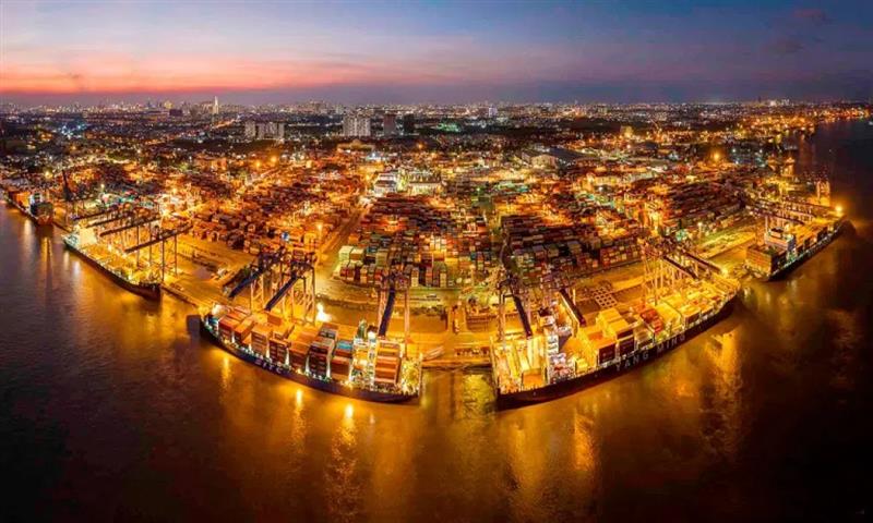 Bốc, xếp hàng hóa xuất khẩu tại Tân Cảng Sài Gòn, Thành phố Hồ Chí Minh. (Nguồn: nhiepanhdoisong.vn)