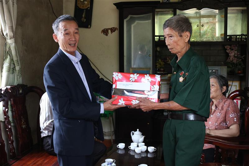 Đồng chí Trần Văn Hiệp – Phó Bí thư Tỉnh ủy trao tặng quà cho các thương binh tại xã Đạ K’nàng và Phi Liêng