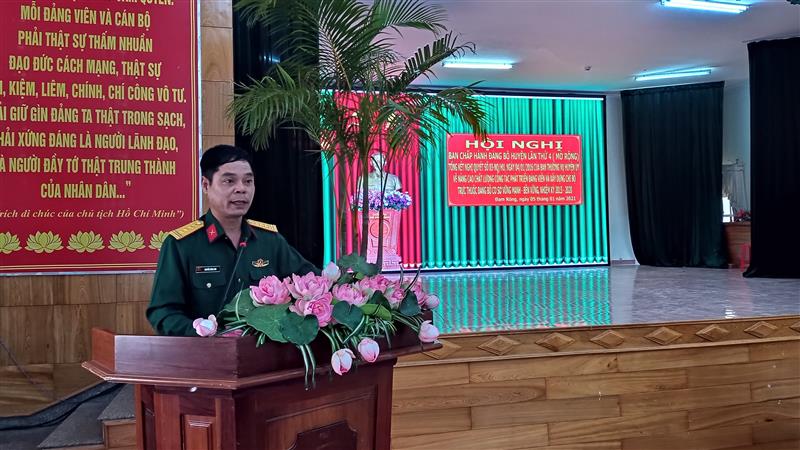 Đồng chí Đại tá Nguyễn Bình Sơn - Ủy viên BTV Tỉnh ủy, Chỉ huy trưởng Bộ Chỉ huy Quân sự tỉnh phát biểu tại Hội nghị
