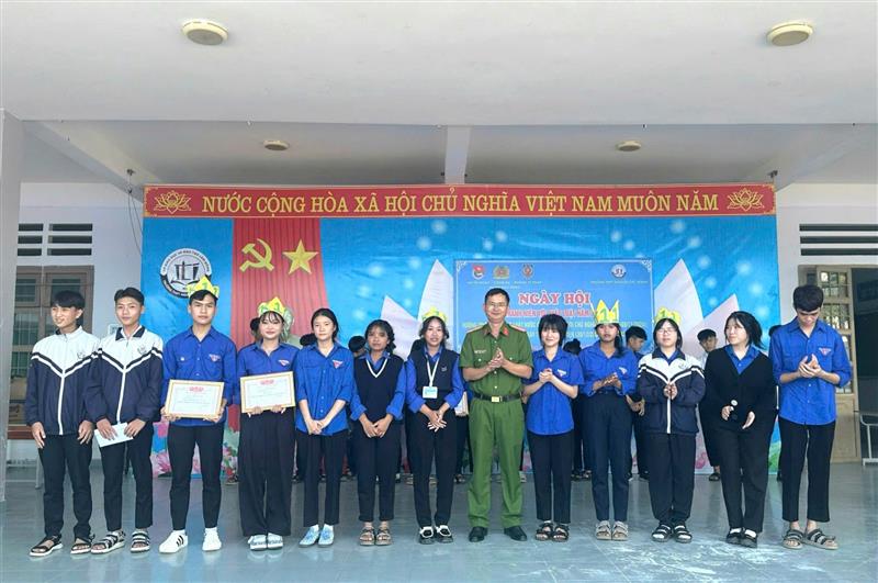Ban tổ chức trao giải cho các đội thi trong ngày hội