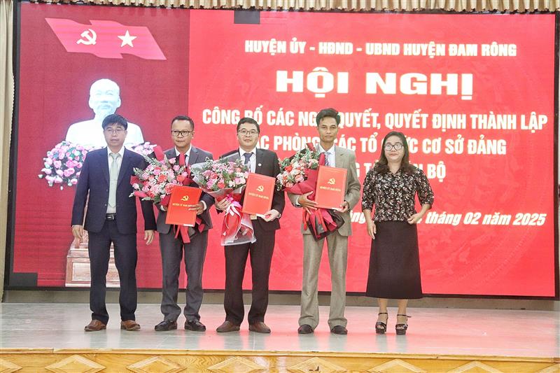 Trao quyết định và hoa cho các đồng chí luân chuyển công tác