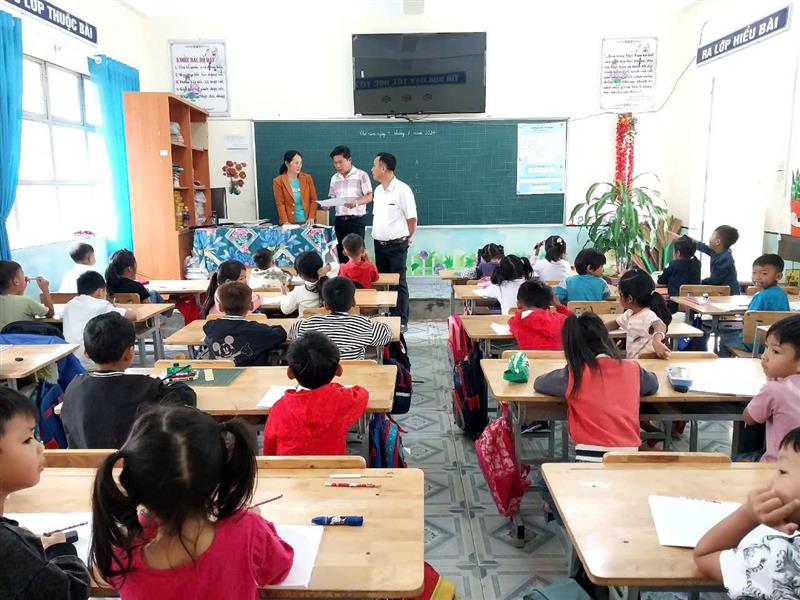 Lãnh đạo Phòng Giáo dục và Đào tạo Đam Rông thăm và kiểm tra công tác dạy tăng cường tiếng Việt cho học dân tộc thiểu số vào lớp 1
