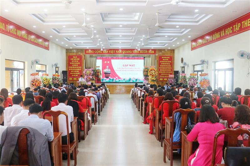 Quang cảnh buổi gặp mặt kỷ niệm 42 năm Ngày nhà giáo Việt Nam