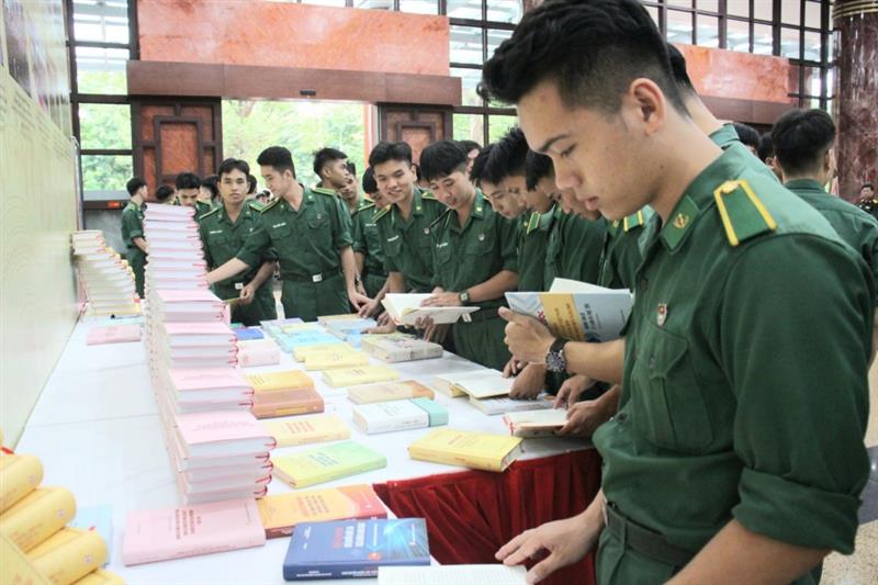 Học viên Học viện Biên phòng tham quan trưng bày sách “Một số vấn đề về đường lối quân sự, chiến lược quốc phòng trong sự nghiệp xây dựng và bảo vệ Tổ quốc Việt Nam xã hội chủ nghĩa thời kỳ mới” của Tổng Bí thư Nguyễn Phú Trọng.