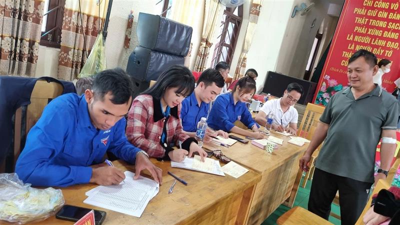 Thanh niên tình nguyện hỡ trợ ngày hội