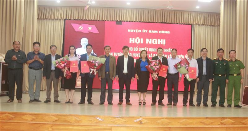 Các đồng chí ủy viên Ban Thường vụ Huyện ủy chụp hình lưu niệm với lãnh đạo Ban Tuyên giáo và Dân vận Huyện ủy