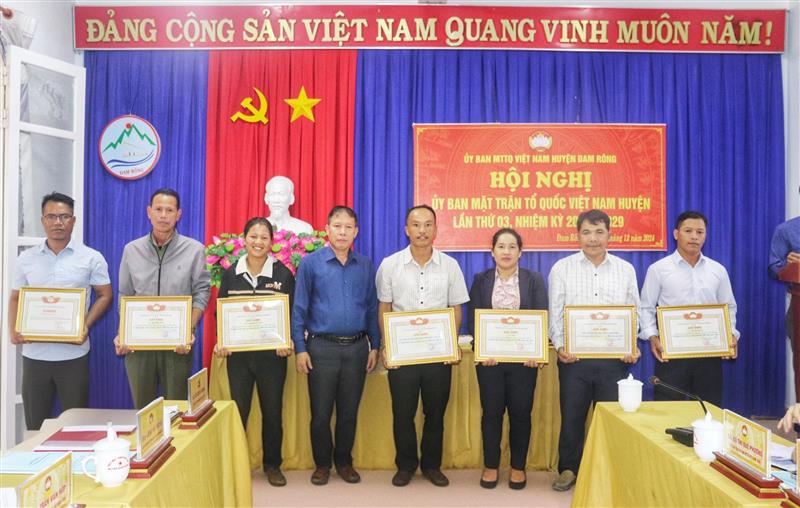 tặng Giấy khen cho 03 tập thể và 05 cá nhân có thánh tích xuất sắc trong công tác Mặt trận năm 2024
