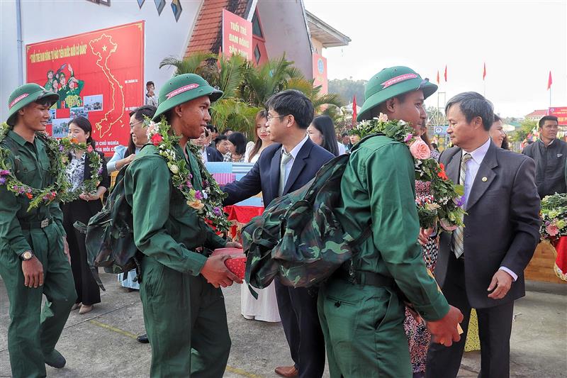 Lãnh đạo Huyện ủy, UBND huyện tăng hoa động viên các tân binh