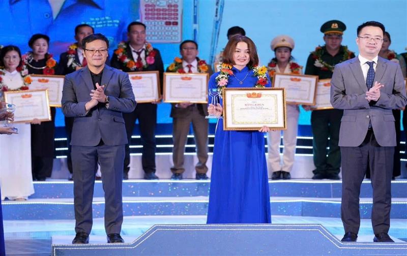 Cô Phạm Thị Thuyết nhận Bằng khen của Trung ương Hội LHTN Việt Nam và kỷ niệm chương của chương trình