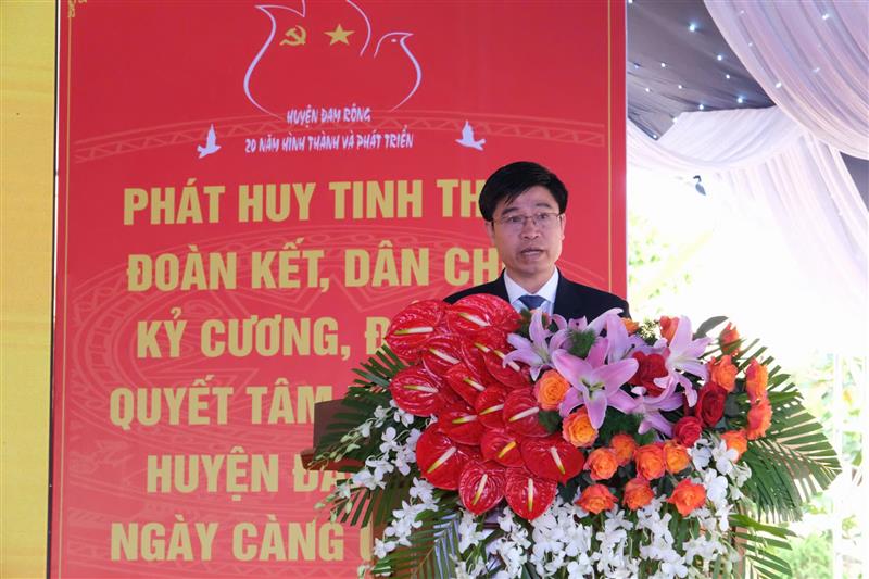 Đồng chí Nguyễn Văn Châu - Bí thư Huyện uỷ Đam Rông đọc diễn văn kỷ niệm 20 năm thành lập huyện