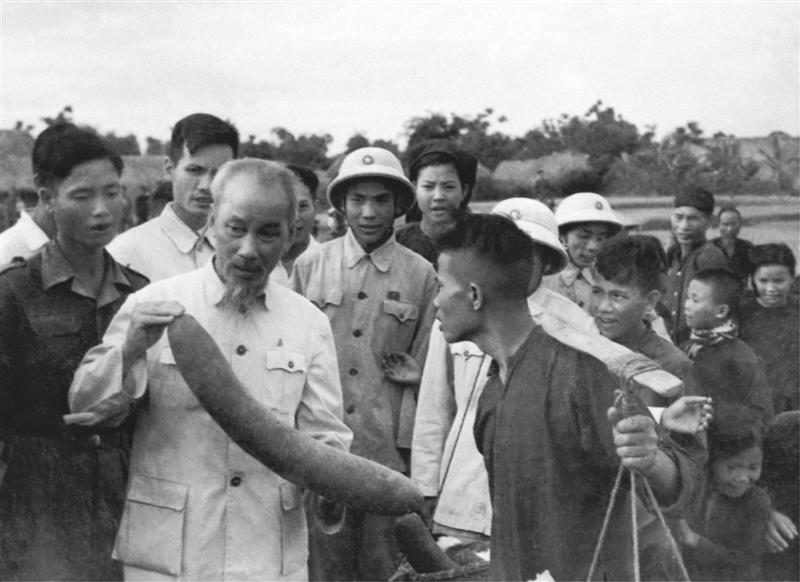 Nông dân xã Ái Quốc, huyện Nam Sách, tỉnh Hải Dương báo cáo kết quả sản xuất với Chủ tịch Hồ Chí Minh (ngày 31/5/1957). (Ảnh tư liệu).