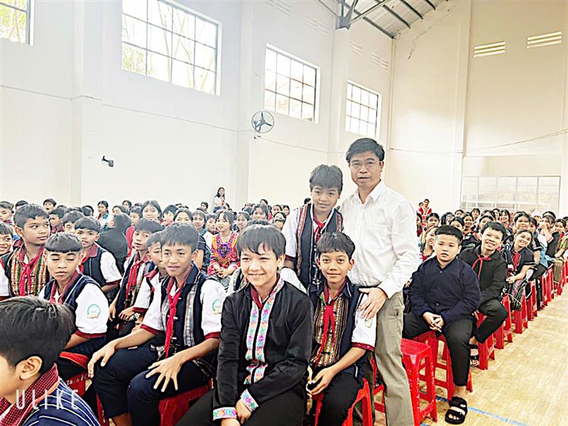 Bí thư Huyện ủy chụp hình lưu niệm với học sinh Trường PTDTNT - THCS Đam Rông