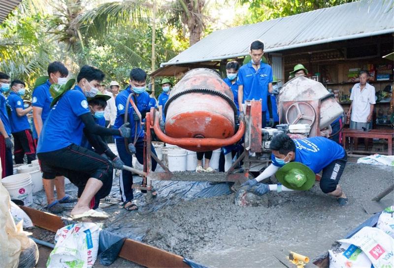 Sinh viên Trường ĐH Bách khoa TP.HCM xây dựng đường bê tông nông thôn   trong chiến dịch Thanh niên tình nguyện hè