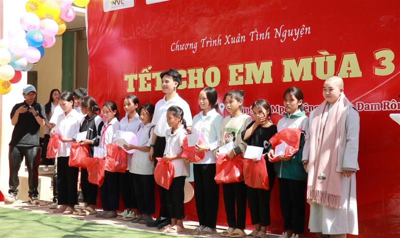 Trao quà và học bổng cho học sinh có hoàn cảnh khó khăn