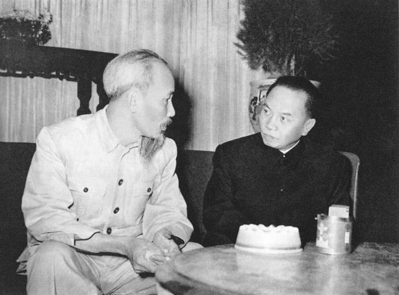 Chủ tịch Hồ Chí Minh và Tổng Bí thư Trường Chinh