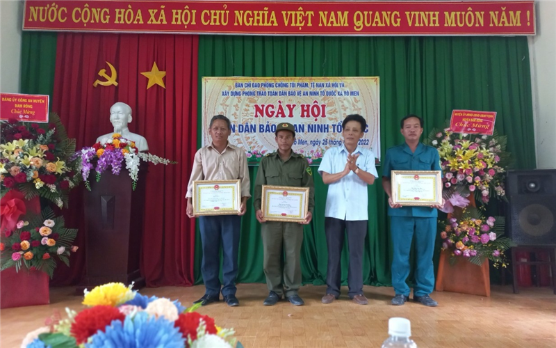 đ/c Trần Đức Tâm - Huyện ủy viên, Phó Chủ tịch Ủy ban nhân dân huyện Đam Rông tặng giấy khen các tập thể và cá nhân có thành tích xuất sắc trong phong trào TDBVANTQ của xã Rô Men