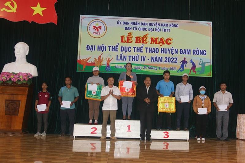 Ban Tổ chức trao giải toàn đoàn cho các xã Đạ K’ Nàng, xã Đạ R’sal và xã Phi Liêng