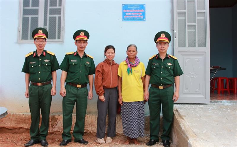 Bộ CHQS tỉnh – Cơ quan thường trực của Ban Chỉ đạo 502 tỉnh trao nhà tình nghĩa quân – dân tại thôn N’Tol, xã Đạ Tông