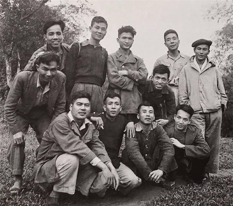 Các văn nghệ sĩ cách mạng tiêu biểu trong kháng chiến chống Pháp. Từ phải qua trái: Tô Hoài, Nguyễn Huy Tưởng, Hoàng Trung Thông, Chế Lan Viên, Nguyễn Xuân Sanh, Học Phi, Nguyễn Đỗ Cung (hàng trên); Nam Cao, Nguyên Hồng, Kim Lân, Nguyễn Đình Thi (hàng dưới). Ảnh tư liệu