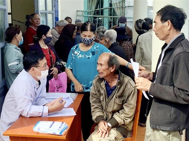 Trung tâm Kiểm soát bệnh tật Lâm Đồng phối hợp với Trung tâm Y tế các huyện, thành phố tổ chức khám sàng lọc bệnh lao miễn phí cho người dân trong tỉnh