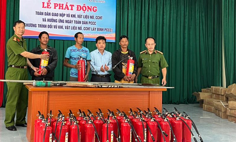 Công an huyện Đam Rông trao tặng 100 bình chữa cháy cho các hộ nghèo, hộ cận nghèo trên địa bàn xã Đạ Long